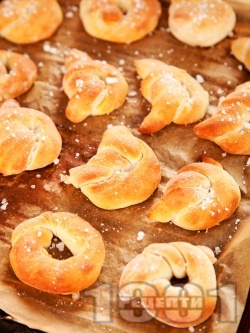 Мини домашни бретцели на фурна (със суха мая) - снимка на рецептата